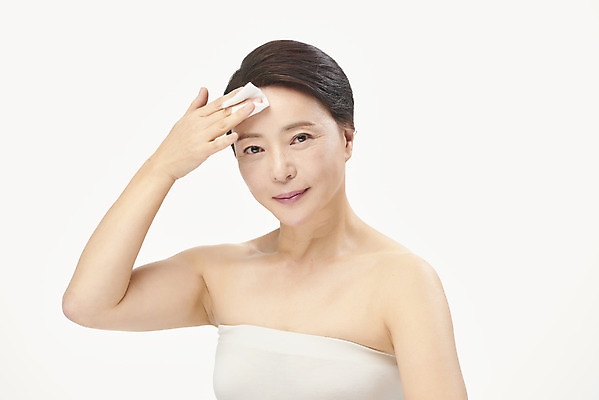 포토 JPG 스튜디오촬영 여자 중년 50대 중년라이프 실내 한명 들기 누끼 상반신 앞모습 화장 뷰티 한국인 피부관리 흰배경 닦기 클렌징 화장솜 의료성형뷰티 중년여자한명만 국내포토 1 라이프스타일 뷰포인트 백그라운드 모션 사람 동양인 성인 내부 청결 화장용품 흰색 여자한명만 중년여자만 파일형식