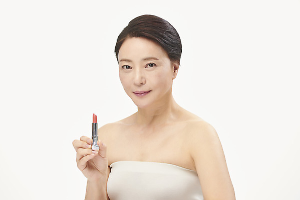 포토 JPG 스튜디오촬영 여자 중년 50대 중년라이프 실내 한명 미소 들기 누끼 상반신 옆모습 화장 뷰티 한국인 립스틱 피부관리 흰배경 의료성형뷰티 중년여자한명만 국내포토 1 라이프스타일 뷰포인트 백그라운드 모션 표정 사람 동양인 성인 내부 화장품 흰색 여자한명만 중년여자만 파일형식