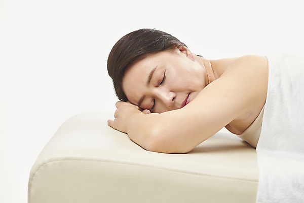 포토 JPG 스튜디오촬영 여자 엎드리기 중년 50대 중년라이프 휴식 실내 한명 누끼 상반신 옆모습 뷰티 눈감음 스파 한국인 마사지 편안함 피부관리 흰배경 스파베드 의료성형뷰티 중년여자한명만 국내포토 1 라이프스타일 뷰포인트 백그라운드 컨셉 모션 사람 동양인 성인 내부 흰색 감각 여자한명만 중년여자만 파일형식