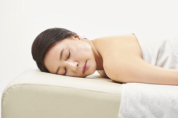 포토 JPG 스튜디오촬영 여자 엎드리기 중년 50대 중년라이프 휴식 실내 한명 누끼 상반신 옆모습 뷰티 눈감음 스파 한국인 마사지 편안함 피부관리 흰배경 스파베드 의료성형뷰티 중년여자한명만 국내포토 1 라이프스타일 뷰포인트 백그라운드 컨셉 모션 사람 동양인 성인 내부 흰색 감각 여자한명만 중년여자만 파일형식