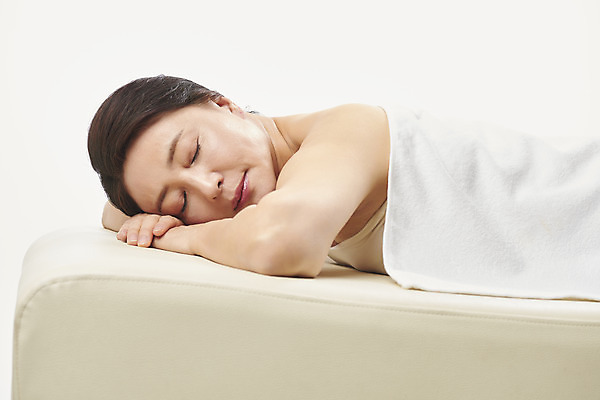 포토 JPG 스튜디오촬영 여자 엎드리기 중년 50대 중년라이프 휴식 실내 한명 누끼 상반신 옆모습 뷰티 눈감음 스파 한국인 마사지 편안함 피부관리 흰배경 스파베드 의료성형뷰티 중년여자한명만 국내포토 1 라이프스타일 뷰포인트 백그라운드 컨셉 모션 사람 동양인 성인 내부 흰색 감각 여자한명만 중년여자만 파일형식