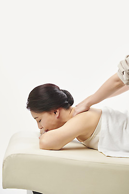 포토 JPG 스튜디오촬영 손 여자 엎드리기 중년 50대 중년라이프 휴식 실내 한명 누끼 상반신 옆모습 신체부위 뷰티 눈감음 스파 한국인 마사지 편안함 피부관리 흰배경 스파베드 어깨주무르기 의료성형뷰티 중년여자한명만 국내포토 1 라이프스타일 뷰포인트 백그라운드 컨셉 모션 사람 동양인 성인 내부 흰색 감각 주무르기 여자한명만 중년여자만 파일형식