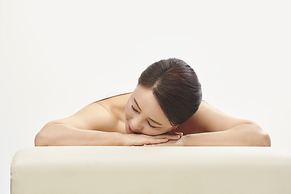 포토 JPG 스튜디오촬영 여자 엎드리기 중년 50대 중년라이프 휴식 실내 한명 누끼 상반신 앞모습 뷰티 눈감음 스파 한국인 마사지 편안함 피부관리 흰배경 스파베드 의료성형뷰티 중년여자한명만 국내포토 1 라이프스타일 뷰포인트 백그라운드 컨셉 모션 사람 동양인 성인 내부 흰색 감각 여자한명만 중년여자만 파일형식
