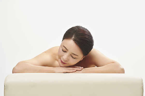 포토 JPG 스튜디오촬영 여자 엎드리기 중년 50대 중년라이프 휴식 실내 한명 누끼 상반신 앞모습 뷰티 눈감음 스파 한국인 마사지 편안함 피부관리 흰배경 스파베드 의료성형뷰티 중년여자한명만 국내포토 1 라이프스타일 뷰포인트 백그라운드 컨셉 모션 사람 동양인 성인 내부 흰색 감각 여자한명만 중년여자만 파일형식