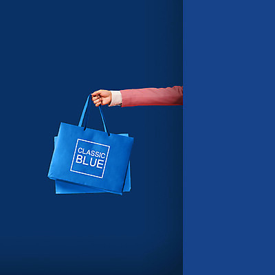 PSD 편집 편집이미지 손 새해 들기 신체부위 쇼핑 쇼핑백 3D 세일 디지털합성 편집소스 카드뉴스 클래식블루 트렌드컬러 편집3D 컬러 가방 모션 사람 파란색 파일형식 트랜드컬러