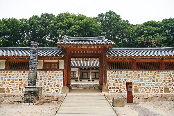 포토 JPG 주간 한국전통 여행 유적지 기와집 풍경 사람없음 야외 여름 관광지 세계문화유산 문화재 역사 한국사 조선시대 인조 재실 조선왕릉 파주 파주장릉 인열왕후 국내포토 자연요소 전통 계절 고건축 한옥 한국 왕 경기도 왕릉 파일형식 왕후