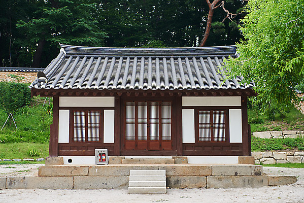 포토 JPG 주간 나무 한국전통 여행 유적지 기와집 풍경 사람없음 야외 여름 관광지 세계문화유산 문화재 역사 한국사 조선시대 인조 재실 조선왕릉 파주 파주장릉 인열왕후 국내포토 자연요소 식물 전통 계절 고건축 한옥 한국 왕 경기도 왕릉 파일형식 왕후
