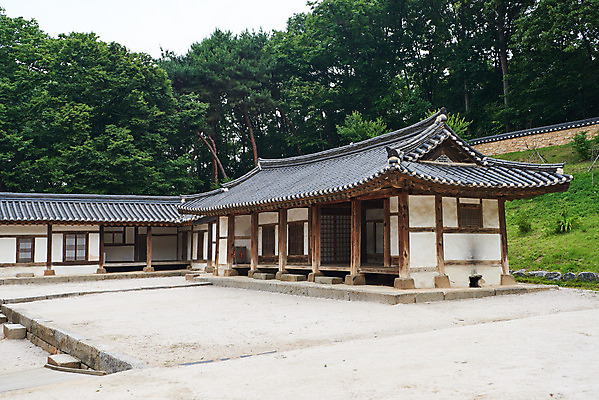 포토 JPG 주간 나무 한국전통 여행 유적지 기와집 풍경 사람없음 야외 여름 관광지 세계문화유산 문화재 역사 한국사 조선시대 인조 재실 조선왕릉 파주 파주장릉 인열왕후 국내포토 자연요소 식물 전통 계절 고건축 한옥 한국 왕 경기도 왕릉 파일형식 왕후