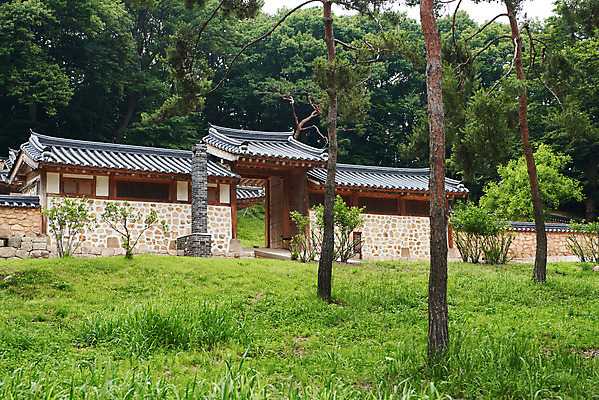 포토 JPG 주간 나무 한국전통 여행 유적지 기와집 풍경 사람없음 야외 여름 관광지 세계문화유산 문화재 역사 한국사 조선시대 인조 재실 조선왕릉 파주 파주장릉 인열왕후 국내포토 자연요소 식물 전통 계절 고건축 한옥 한국 왕 경기도 왕릉 파일형식 왕후