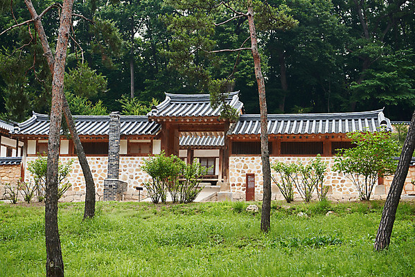 포토 JPG 주간 나무 한국전통 여행 유적지 기와집 풍경 사람없음 야외 여름 관광지 세계문화유산 문화재 역사 한국사 조선시대 인조 재실 조선왕릉 파주 파주장릉 인열왕후 국내포토 자연요소 식물 전통 계절 고건축 한옥 한국 왕 경기도 왕릉 파일형식 왕후