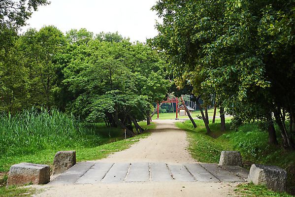 포토 JPG 주간 나무 한국전통 여행 유적지 풍경 사람없음 야외 여름 관광지 세계문화유산 문화재 역사 한국사 조선시대 금천교 인조 조선왕릉 홍살문 파주 파주장릉 인열왕후 국내포토 자연요소 식물 전통 계절 고건축 한국 왕 전통문 돌다리 경기도 왕릉 파일형식 왕후
