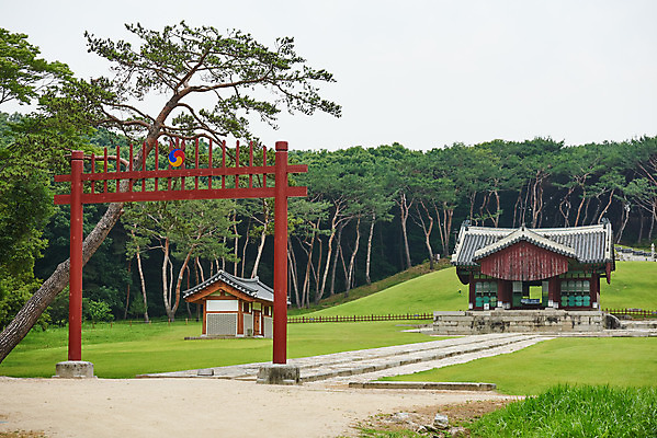 포토 JPG 주간 한국전통 여행 유적지 풍경 사람없음 야외 여름 관광지 세계문화유산 문화재 역사 한국사 조선시대 어로 인조 정자각 조선왕릉 홍살문 파주 파주장릉 인열왕후 신로 국내포토 자연요소 전통 계절 고건축 한국 왕 전통문 경기도 왕릉 파일형식 왕후 향어로