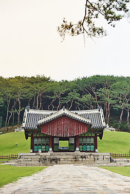 포토 JPG 주간 한국전통 여행 유적지 풍경 사람없음 야외 여름 관광지 세계문화유산 문화재 역사 한국사 조선시대 어로 인조 정자각 조선왕릉 파주 파주장릉 인열왕후 신로 국내포토 자연요소 전통 계절 고건축 한국 왕 경기도 왕릉 파일형식 왕후 향어로