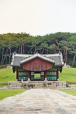 포토 JPG 주간 한국전통 여행 유적지 풍경 사람없음 야외 여름 관광지 세계문화유산 문화재 역사 한국사 조선시대 어로 인조 정자각 조선왕릉 파주 파주장릉 인열왕후 신로 국내포토 자연요소 전통 계절 고건축 한국 왕 경기도 왕릉 파일형식 왕후 향어로