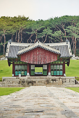 포토 JPG 주간 한국전통 여행 유적지 풍경 사람없음 야외 여름 관광지 세계문화유산 문화재 역사 한국사 조선시대 어로 인조 정자각 조선왕릉 파주 파주장릉 인열왕후 신로 국내포토 자연요소 전통 계절 고건축 한국 왕 경기도 왕릉 파일형식 왕후 향어로