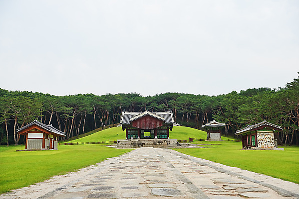 포토 JPG 주간 한국전통 여행 유적지 풍경 사람없음 야외 여름 관광지 세계문화유산 문화재 역사 한국사 조선시대 비각 어로 인조 정자각 조선왕릉 파주 수라간 수복방 파주장릉 인열왕후 신로 국내포토 자연요소 전통 계절 고건축 한국 왕 경기도 왕릉 파일형식 왕후 향어로