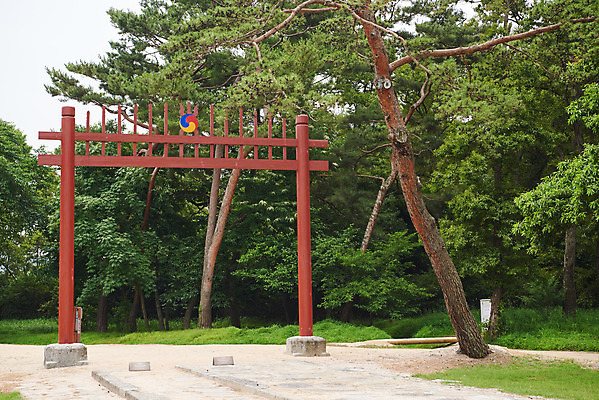 포토 JPG 주간 나무 한국전통 여행 유적지 풍경 사람없음 야외 여름 관광지 세계문화유산 문화재 역사 한국사 조선시대 인조 조선왕릉 홍살문 파주 파주장릉 인열왕후 국내포토 자연요소 식물 전통 계절 고건축 한국 왕 전통문 경기도 왕릉 파일형식 왕후