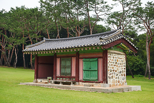 포토 JPG 주간 나무 한국전통 여행 유적지 풍경 사람없음 야외 여름 관광지 세계문화유산 문화재 역사 한국사 조선시대 인조 조선왕릉 파주 수복방 파주장릉 인열왕후 국내포토 자연요소 식물 전통 계절 고건축 한국 왕 경기도 왕릉 파일형식 왕후