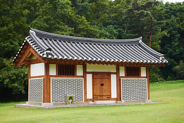 포토 JPG 주간 한국전통 여행 유적지 풍경 사람없음 야외 여름 관광지 세계문화유산 문화재 역사 한국사 조선시대 인조 조선왕릉 파주 수라간 파주장릉 인열왕후 국내포토 자연요소 전통 계절 고건축 한국 왕 경기도 왕릉 파일형식 왕후