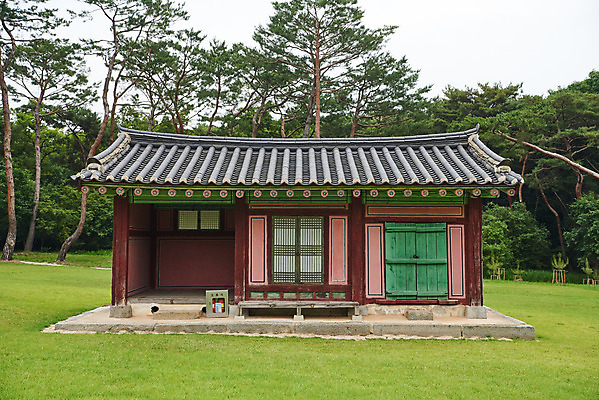 포토 JPG 주간 나무 한국전통 여행 유적지 풍경 사람없음 야외 여름 관광지 세계문화유산 문화재 역사 한국사 조선시대 인조 조선왕릉 파주 수복방 파주장릉 인열왕후 국내포토 자연요소 식물 전통 계절 고건축 한국 왕 경기도 왕릉 파일형식 왕후