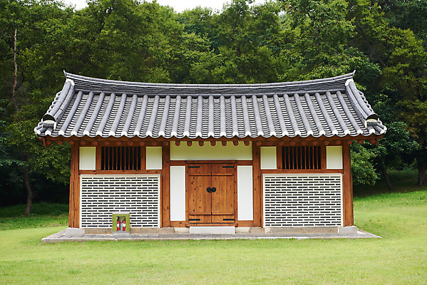 포토 JPG 주간 나무 한국전통 여행 유적지 풍경 사람없음 야외 여름 관광지 세계문화유산 문화재 역사 한국사 조선시대 인조 조선왕릉 파주 수라간 파주장릉 인열왕후 국내포토 자연요소 식물 전통 계절 고건축 한국 왕 경기도 왕릉 파일형식 왕후