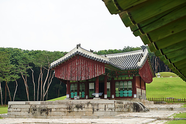 포토 JPG 주간 한국전통 여행 유적지 지붕 풍경 사람없음 야외 여름 관광지 세계문화유산 문화재 역사 한국사 조선시대 인조 정자각 조선왕릉 파주 파주장릉 인열왕후 국내포토 자연요소 전통 계절 고건축 한국 왕 경기도 왕릉 파일형식 왕후
