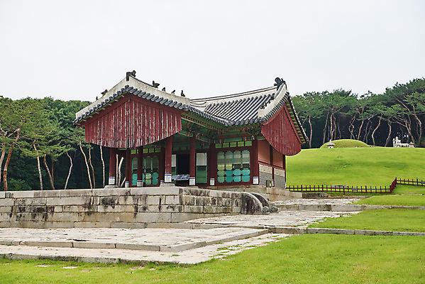 포토 JPG 주간 한국전통 여행 유적지 풍경 사람없음 야외 여름 관광지 세계문화유산 문화재 역사 한국사 조선시대 인조 정자각 조선왕릉 파주 능침 파주장릉 인열왕후 국내포토 자연요소 전통 계절 고건축 한국 왕 경기도 왕릉 파일형식 왕후