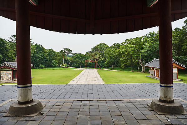 포토 JPG 주간 한국전통 여행 유적지 풍경 사람없음 야외 여름 관광지 세계문화유산 문화재 역사 한국사 조선시대 어로 인조 조선왕릉 홍살문 파주 파주장릉 인열왕후 신로 국내포토 자연요소 전통 계절 고건축 한국 왕 전통문 경기도 왕릉 파일형식 왕후 향어로