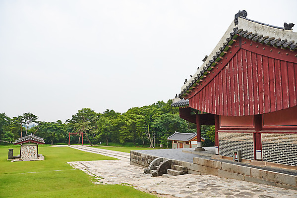 포토 JPG 주간 한국전통 여행 유적지 풍경 사람없음 야외 여름 관광지 세계문화유산 문화재 역사 한국사 조선시대 어로 인조 정자각 조선왕릉 홍살문 파주 수라간 파주장릉 인열왕후 신로 국내포토 자연요소 전통 계절 고건축 한국 왕 전통문 경기도 왕릉 파일형식 왕후 향어로