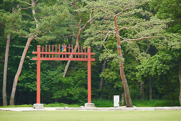 포토 JPG 주간 나무 한국전통 여행 유적지 풍경 사람없음 야외 여름 관광지 세계문화유산 문화재 역사 한국사 조선시대 인조 조선왕릉 홍살문 파주 파주장릉 인열왕후 국내포토 자연요소 식물 전통 계절 고건축 한국 왕 전통문 경기도 왕릉 파일형식 왕후