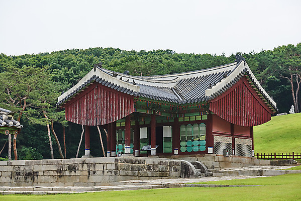 포토 JPG 주간 나무 한국전통 여행 유적지 풍경 사람없음 야외 여름 관광지 세계문화유산 문화재 역사 한국사 조선시대 인조 정자각 조선왕릉 파주 파주장릉 인열왕후 국내포토 자연요소 식물 전통 계절 고건축 한국 왕 경기도 왕릉 파일형식 왕후