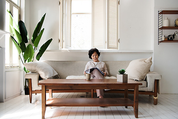 포토 JPG 전신 여자 노년 여유 거실 모션 탁자 실내 한명 앉기 앞모습 소파 한국인 신문 신문읽기 60대 은퇴 독거노인 노인여자한명만 졸혼 국내포토 1 감정 뷰포인트 가구 의자 사람 동양인 성인 내부 간행물 뉴스 읽기 합성어 여자한명만 노인여자만 파일형식