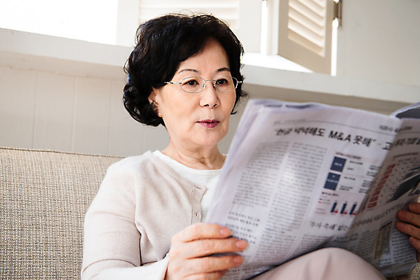 포토 JPG 여자 노년 안경 거실 모션 실내 건강 한명 앉기 상반신 옆모습 소파 한국인 신문 신문읽기 60대 은퇴 독거노인 안구 노인여자한명만 졸혼 국내포토 1 잡화 뷰포인트 의자 사람 동양인 성인 내부 신체부위 간행물 뉴스 읽기 합성어 여자한명만 노인여자만 파일형식
