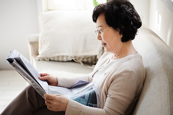 포토 JPG 여자 노년 안경 거실 모션 실내 건강 한명 앉기 상반신 옆모습 소파 한국인 신문 신문읽기 60대 은퇴 독거노인 안구 노인여자한명만 졸혼 국내포토 1 잡화 뷰포인트 의자 사람 동양인 성인 내부 신체부위 간행물 뉴스 읽기 합성어 여자한명만 노인여자만 파일형식