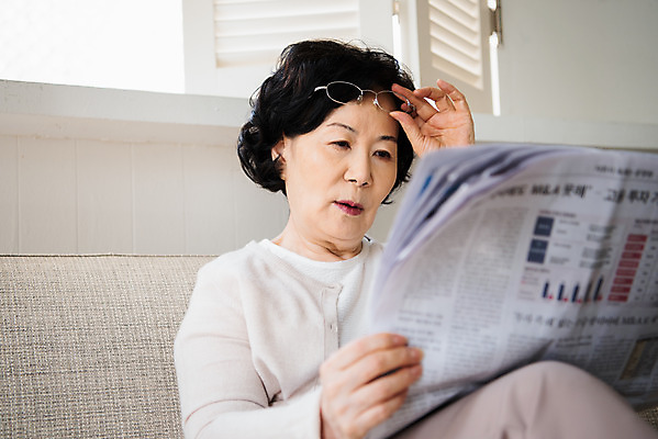 포토 JPG 여자 노년 거실 모션 실내 건강 한명 들기 앉기 상반신 옆모습 소파 한국인 신문 신문읽기 60대 은퇴 시력 독거노인 안구 노인여자한명만 졸혼 눈건강 국내포토 1 뷰포인트 의자 사람 동양인 성인 내부 신체부위 간행물 뉴스 읽기 합성어 여자한명만 노인여자만 파일형식