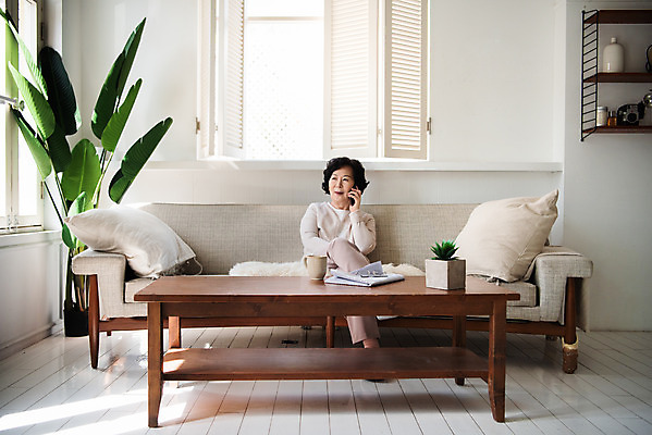 포토 JPG 전신 여자 노년 거실 모션 탁자 실내 한명 미소 앉기 앞모습 스마트폰 소파 한국인 60대 은퇴 즐거움 힐링 통화 수다 안부 독거노인 노인여자한명만 졸혼 국내포토 1 감정 뷰포인트 가구 의자 표정 대화 사람 동양인 성인 내부 핸드폰 스마트기기 합성어 여자한명만 노인여자만 파일형식