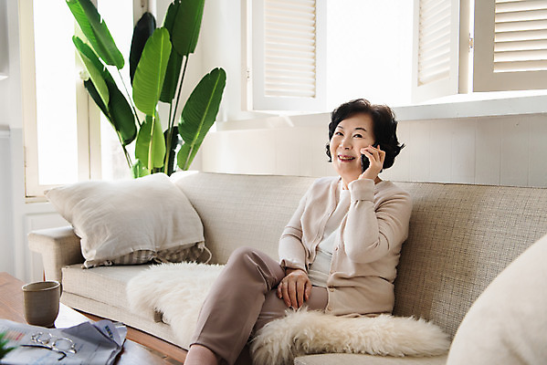 포토 JPG 여자 노년 거실 모션 실내 한명 미소 들기 앉기 상반신 옆모습 스마트폰 소파 한국인 60대 은퇴 즐거움 힐링 통화 수다 안부 독거노인 노인여자한명만 졸혼 국내포토 1 감정 뷰포인트 의자 표정 대화 사람 동양인 성인 내부 핸드폰 스마트기기 합성어 여자한명만 노인여자만 파일형식