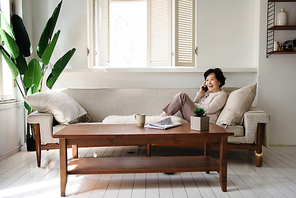 포토 JPG 전신 여자 노년 거실 모션 탁자 실내 한명 미소 앉기 옆모습 스마트폰 소파 한국인 60대 은퇴 즐거움 힐링 통화 수다 안부 독거노인 노인여자한명만 졸혼 국내포토 1 감정 뷰포인트 가구 의자 표정 대화 사람 동양인 성인 내부 핸드폰 스마트기기 합성어 여자한명만 노인여자만 파일형식