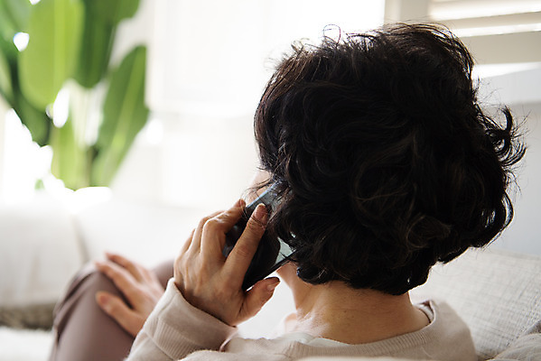 포토 JPG 여자 노년 모션 실내 한명 앉기 상반신 뒷모습 스마트폰 한국인 잡기 60대 은퇴 통화 수다 독거노인 노인여자한명만 졸혼 국내포토 1 뷰포인트 대화 사람 동양인 성인 내부 핸드폰 스마트기기 합성어 여자한명만 노인여자만 파일형식