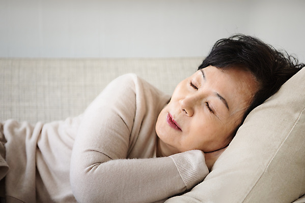 포토 JPG 여자 노년 여유 얼굴 모션 휴식 실내 피곤 한명 상반신 앞모습 눕기 눈감음 한국인 잠 60대 은퇴 낮잠 독거노인 노인여자한명만 졸혼 국내포토 1 감정 뷰포인트 컨셉 사람 동양인 성인 내부 신체부위 합성어 여자한명만 노인여자만 파일형식