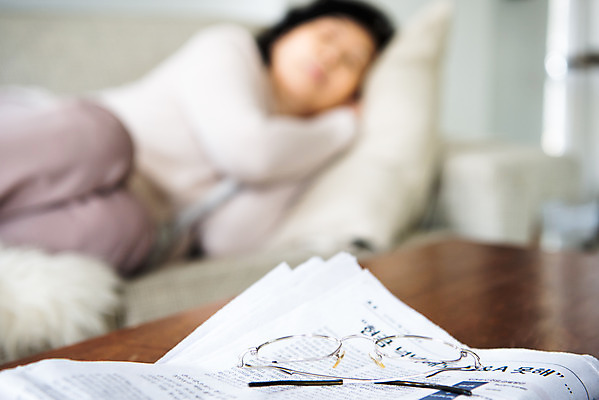 포토 JPG 여자 노년 안경 여유 모션 휴식 실내 피곤 한명 상반신 앞모습 아웃포커스 소파 눕기 한국인 신문 60대 은퇴 낮잠 독거노인 노인여자한명만 졸혼 국내포토 1 잡화 감정 뷰포인트 컨셉 의자 촬영기법 사람 동양인 성인 내부 간행물 잠 뉴스 합성어 여자한명만 노인여자만 파일형식