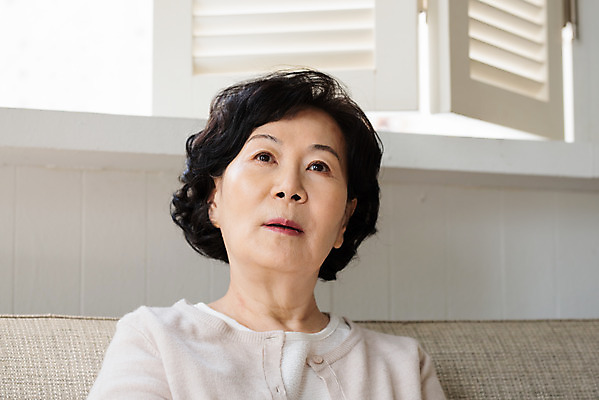 포토 JPG 여자 노년 생각 모션 실내 한명 상반신 앞모습 한국인 60대 은퇴 불안 고민 독거노인 노인여자한명만 졸혼 국내포토 1 감정 뷰포인트 사람 동양인 성인 내부 합성어 여자한명만 노인여자만 파일형식