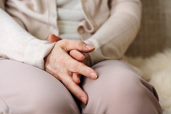 포토 JPG 손 여자 노년 모션 실내 한명 앉기 근접촬영 상반신 앞모습 한국인 양손 기도 다리 잡기 60대 은퇴 독거노인 노인여자한명만 졸혼 국내포토 1 뷰포인트 사람 동양인 성인 내부 신체부위 합성어 여자한명만 노인여자만 파일형식