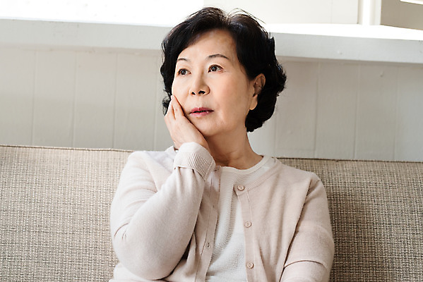 포토 JPG 손 응시 여자 노년 생각 모션 실내 한명 앉기 상반신 앞모습 한국인 볼 60대 은퇴 불안 고민 독거노인 노인여자한명만 졸혼 국내포토 1 시선 감정 뷰포인트 사람 동양인 성인 내부 신체부위 합성어 여자한명만 노인여자만 파일형식