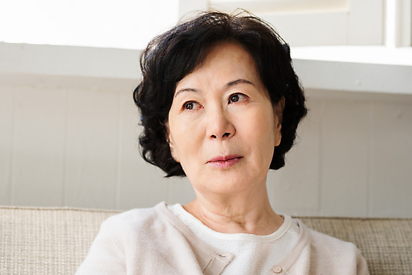 포토 JPG 여자 노년 모션 실내 한명 앉기 상반신 앞모습 한국인 슬픔 60대 은퇴 눈물 고민 걱정 독거노인 안도 노인여자한명만 졸혼 국내포토 1 감정 뷰포인트 사람 동양인 성인 내부 합성어 여자한명만 노인여자만 파일형식