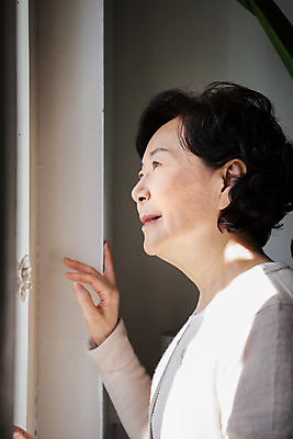 포토 JPG 응시 여자 노년 여유 생각 창문 모션 실내 한명 서기 미소 상반신 옆모습 한국인 60대 은퇴 사색 독거노인 노인여자한명만 졸혼 국내포토 1 시선 감정 뷰포인트 표정 사람 동양인 성인 내부 합성어 여자한명만 노인여자만 파일형식