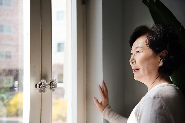 포토 JPG 응시 여자 노년 여유 생각 창문 모션 실내 한명 서기 미소 상반신 옆모습 한국인 60대 은퇴 사색 독거노인 노인여자한명만 졸혼 국내포토 1 시선 감정 뷰포인트 표정 사람 동양인 성인 내부 합성어 여자한명만 노인여자만 파일형식