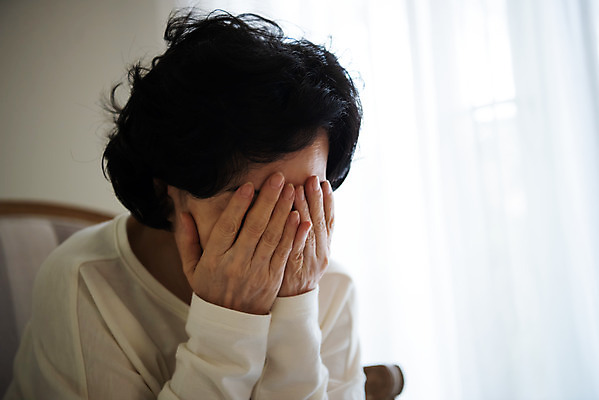 포토 JPG 여자 노년 모션 실내 한명 앉기 상반신 앞모습 한국인 슬픔 60대 은퇴 눈물 괴로움 얼굴가리기 독거노인 절규 힘듦 노인여자한명만 졸혼 국내포토 1 감정 뷰포인트 컨셉 사람 동양인 성인 내부 가림 합성어 여자한명만 노인여자만 파일형식