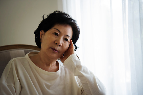 포토 JPG 여자 노년 생각 의자 모션 실내 한명 앉기 상반신 앞모습 한국인 추억 60대 은퇴 고민 과거 독거노인 노인여자한명만 졸혼 국내포토 1 감정 뷰포인트 가구 컨셉 사람 동양인 성인 내부 합성어 여자한명만 노인여자만 파일형식