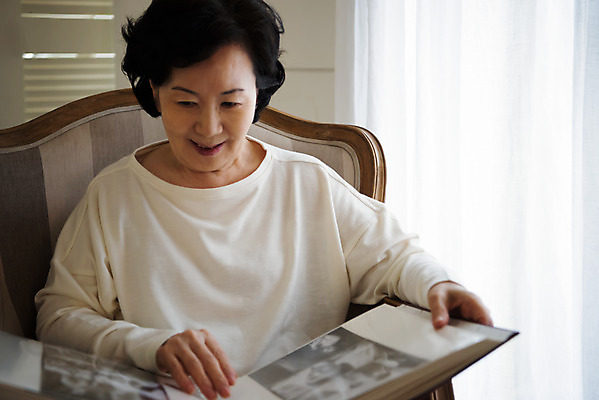 포토 JPG 여자 노년 생각 모션 실내 한명 미소 들기 앉기 상반신 앞모습 소파 한국인 추억 60대 앨범 은퇴 과거 독거노인 노인여자한명만 졸혼 국내포토 1 뷰포인트 컨셉 의자 표정 사람 동양인 성인 내부 합성어 여자한명만 노인여자만 파일형식